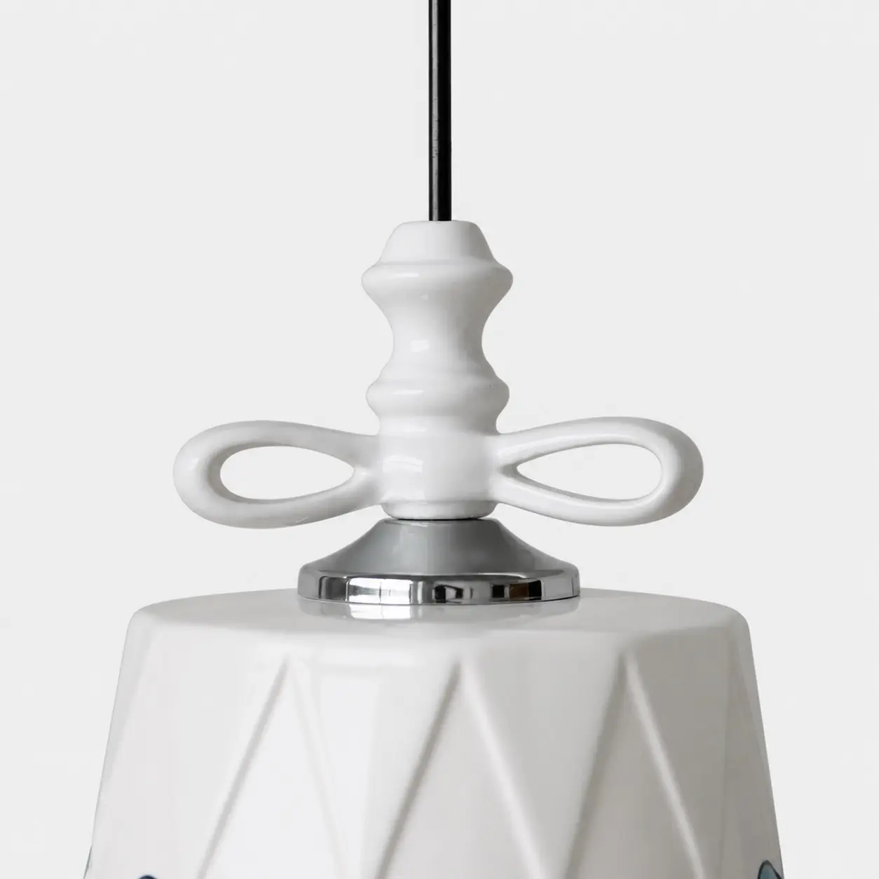 Close view of the ceramic bow and metal collar